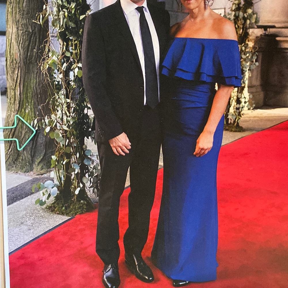 Vince Camuto off the shoulder Gown w/mini train